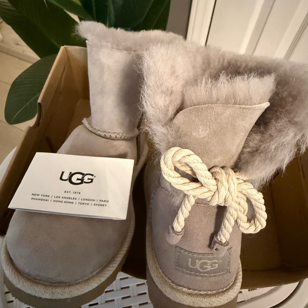 UGG Selene Rope Bailey Bow Suede Sheepskin Boots | Oyster | Size 6 | Like New